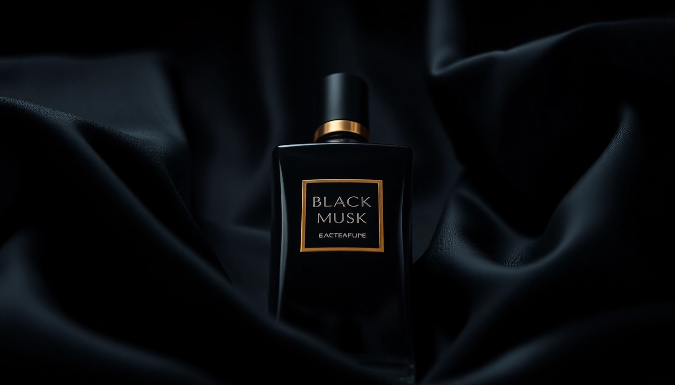 Le parfum Black musk suspendu élégamment sur un drap de soie noir.